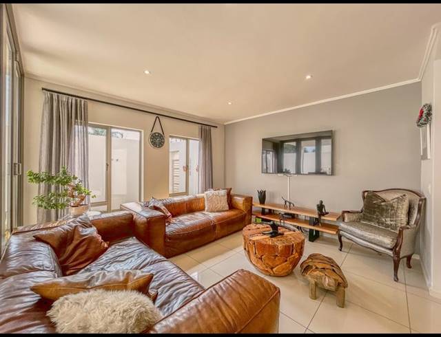 3 BEDROOM TOWNHOUSE FOR SALE IN BRYANSTON